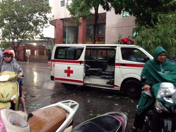 Xe cấp cứu đến đón nạn nhân.