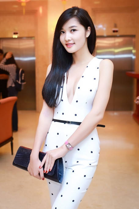Hoa hậu Triệu Thị Hà gợi cảm, Kim Lý lịch thiệp dự sự kiện ảnh 1 Thiết kế của Hoa hậu Các dân tộc Việt Nam Triệu Thị Hà có phần táo bạo