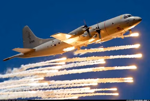 P-3C Orion có chiều dài 35,6 mét, sải cánh 30,4 mét, cao 11,8 mét, trọng lượng rỗng 35 tấn, trọng lượng cất cánh 64,4 tấn, phi hành đoàn 11 người. 