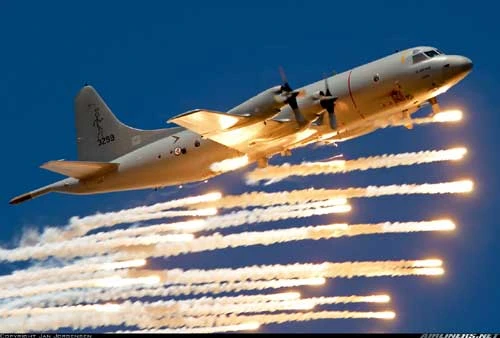 P-3C Orion có chiều dài 35,6 mét, sải cánh 30,4 mét, cao 11,8 mét, trọng lượng rỗng 35 tấn, trọng lượng cất cánh 64,4 tấn, phi hành đoàn 11 người. 