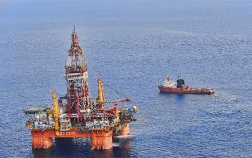 Giàn khoan Hải Dương-981 của Trung Quốc trên biển Đông, tháng 5/2012. Ảnh: Xinhua