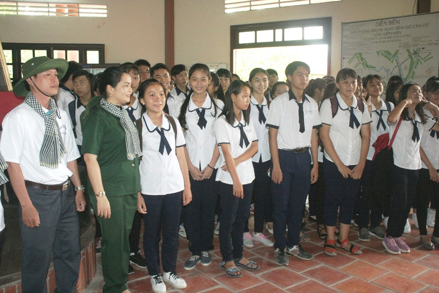 Cán bộ, giáo viên và HS Cần Thơ trong chuyến về nguồn tại Khu di tích lịch sử văn hóa Căn cứ Vườn Mận, quận Bình Thủy