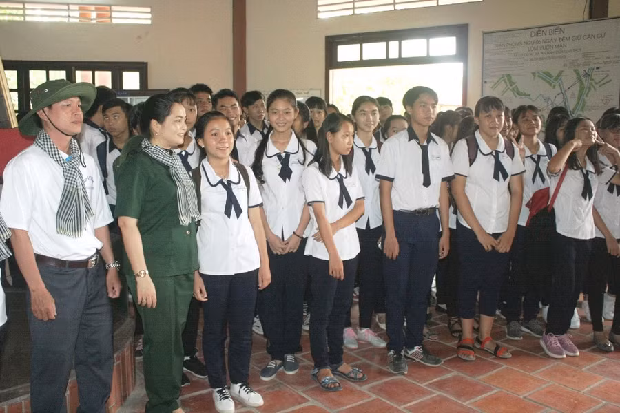 Cán bộ, giáo viên và HS Cần Thơ trong chuyến về nguồn tại Khu di tích lịch sử văn hóa Căn cứ Vườn Mận, quận Bình Thủy