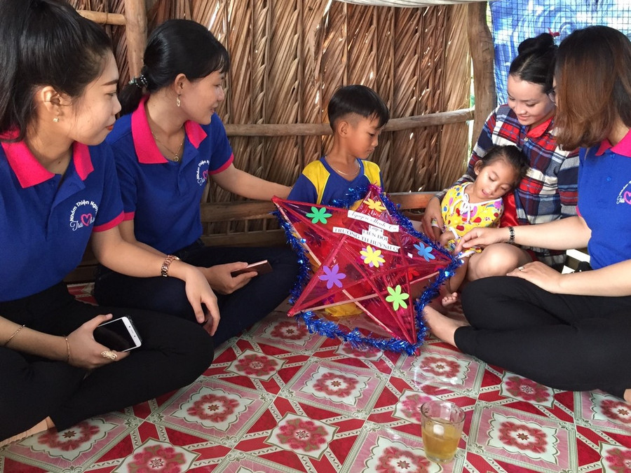 Các thành viên đến nhà thăm và tặng quà cho trẻ em khuyết tật nhân dịp Tết Trung thu Các thành viên đến nhà thăm và tặng quà cho trẻ em khuyết tật nhân dịp Tết Trung thu