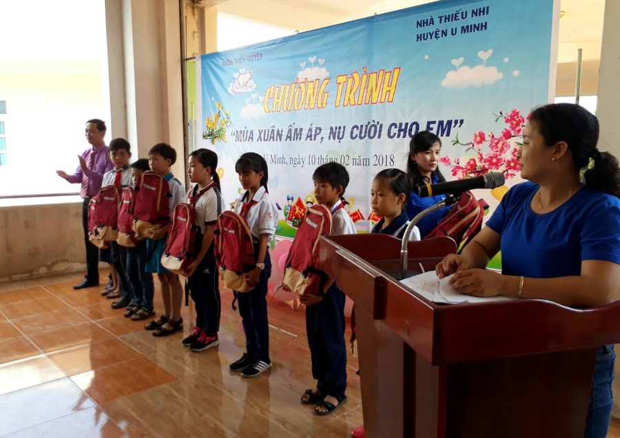 Chương trình “Mùa xuân ấm áp - Nụ cười cho em” Chương trình “Mùa xuân ấm áp - Nụ cười cho em”