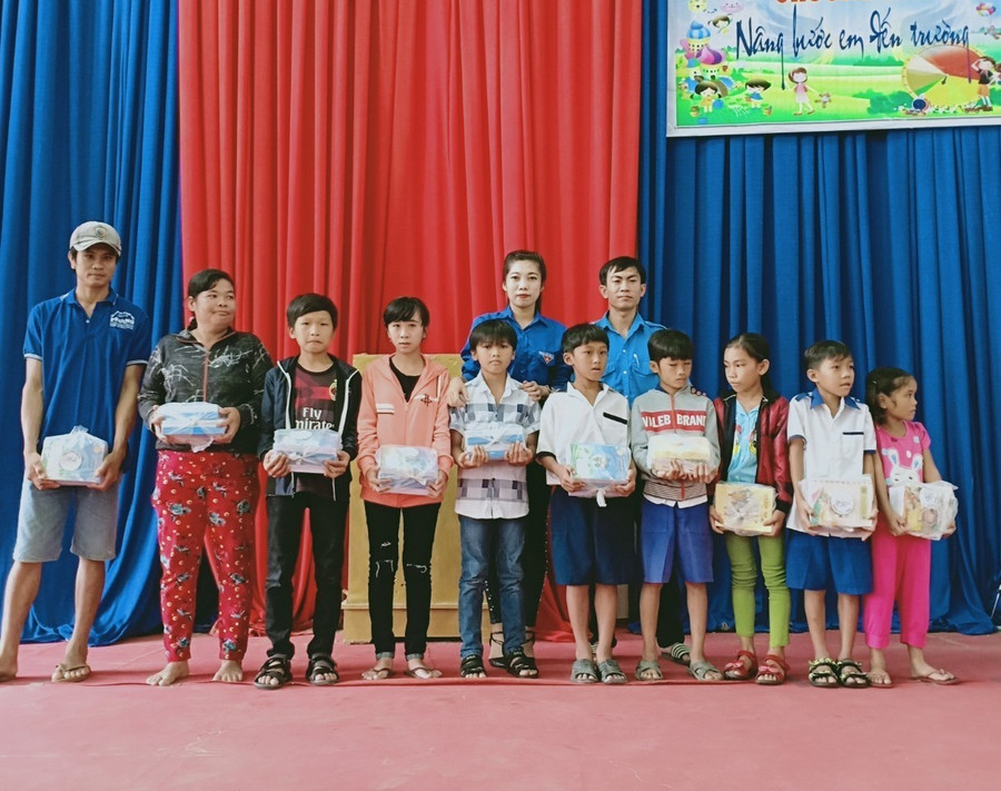CLB tổ chức chương trình “Nâng bước em đến trường” nhân dịp khai giảng năm học mới CLB tổ chức chương trình “Nâng bước em đến trường” nhân dịp khai giảng năm học mới