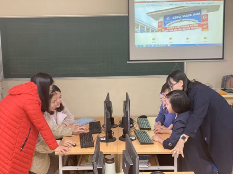 Giáo viên Trường TH Chu Văn An (Hoàng Mai, Hà Nội) tập huấn kỹ năng dạy trực tuyến. Ảnh: CT