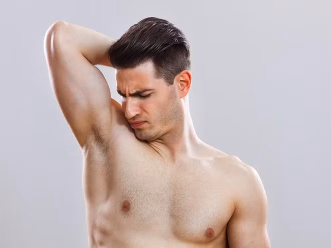 2. Chú ý các khu vực đổ nhiều mồ hôi: Bản thân mồ hôi không có mùi. Tuy nhiên, khi vi khuẩn sống trên da kết hợp với mồ hôi sẽ khiến bạn "bốc mùi". Nách, bẹn tập trung nhiều tuyến mồ hôi lớn apocrine. Do đó, chúng thường mang mùi nặng hơn những vùng khác. Rửa sạch nơi đổ nhiều mồ hôi trên người khi tắm. Ngoài ra, mặc quần áo rộng rãi, đồ lót hút ẩm nhằm tạo sự thoáng mát, đặc biệt vào mùa nóng. Ảnh: The Independent.