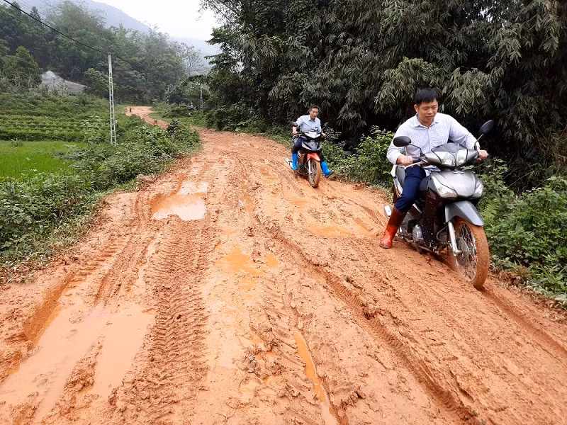 Thầy cô giáo điểm trường xóm Nác gồng mình qua con đường bùn đất.