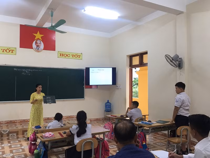 Dù điều kiện khó khăn, cán bộ, giáo viên Trường Tiểu học - THCS Gia Luận cùng nhau hoàn thành nhiệm vụ.
