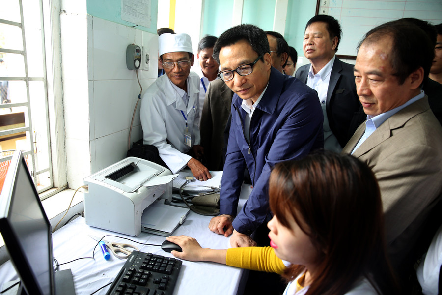 Phó Thủ tướng xem nhân viên y tế trạm thao tác trên hệ thống quản lý thông tin tiêm chủng quốc gia. Ảnh: VGP/Đình Nam Phó Thủ tướng xem nhân viên y tế trạm thao tác trên hệ thống quản lý thông tin tiêm chủng quốc gia. Ảnh: VGP/Đình Nam