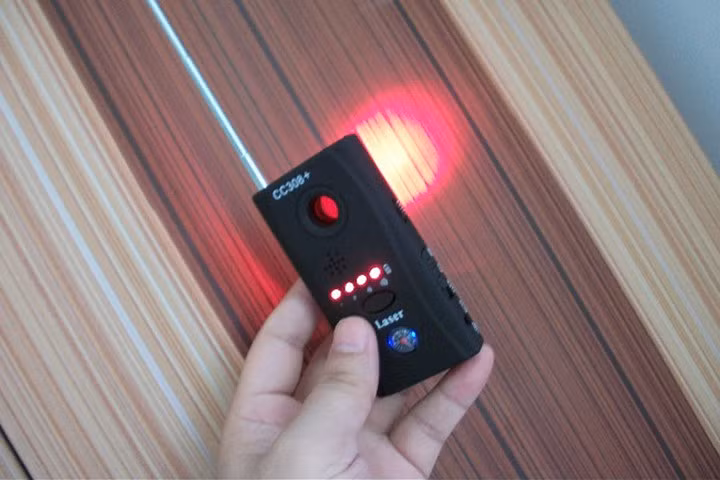 Phát hiện camera quay lén trong WC tiệm cà phê: Chị em bày nhau cách tự bảo vệ mình