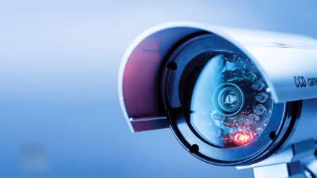 Phat hien camera quay len trong WC tiem ca phe: Chi em bay nhau cach tu bao ve minh - Anh 2