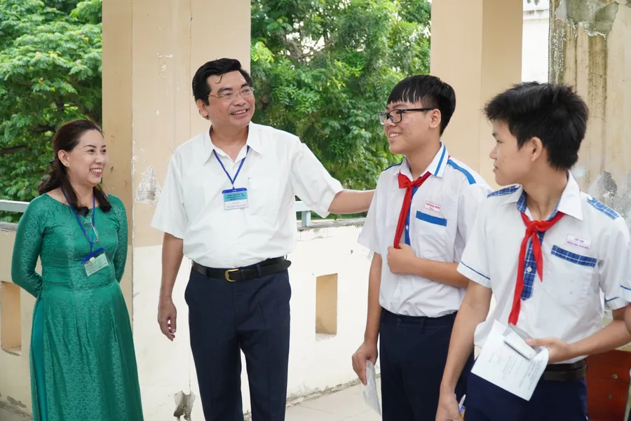 Ông Trần Thanh Bình, Giám đốc Sở GD&ĐT TP Cần Thơ động viên thí sinh tại Trường THPT Bùi Hữu Nghĩa.