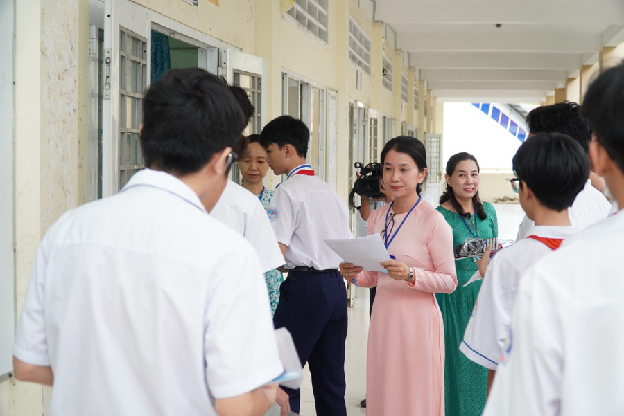 Cán bộ coi thi gọi thí sinh vào phòng thi.