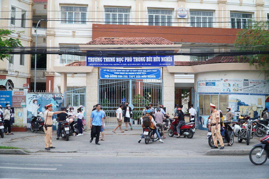 Lực lượng Cảnh sát giao thông túc trực, đảm bảo an toàn giao thông tại các điểm thi.