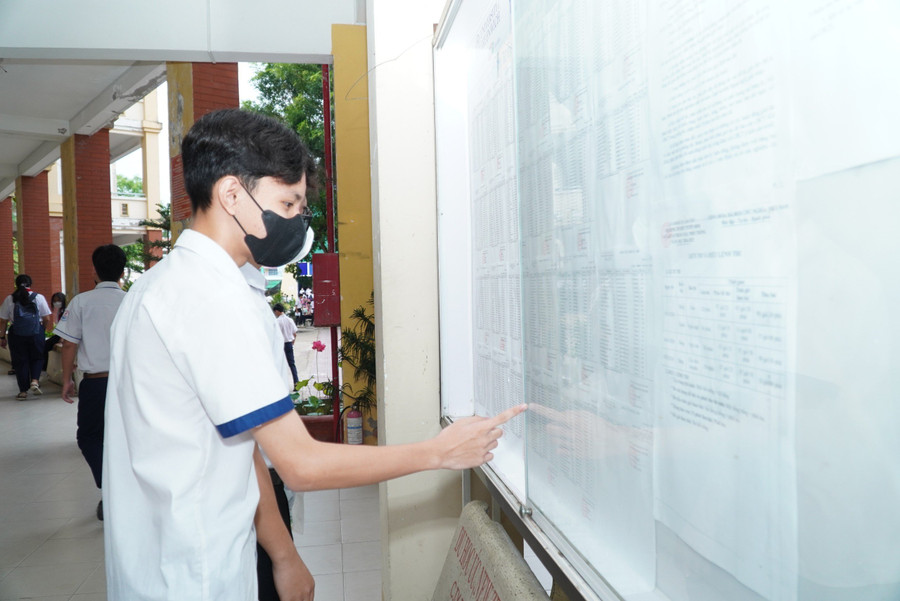 Thí sinh xem danh sách và sơ đồ phòng thi sáng 5/6.