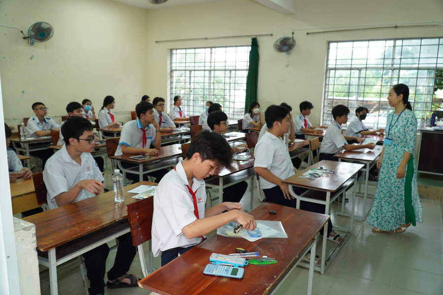 Thí sinh vào phòng thi, chuẩn bị thi môn Toán với thời gian làm bài 120 phút.