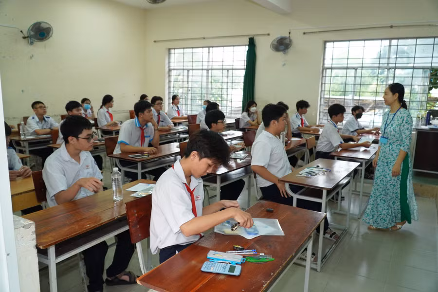 Thí sinh vào phòng thi, chuẩn bị thi môn Toán với thời gian làm bài 120 phút.