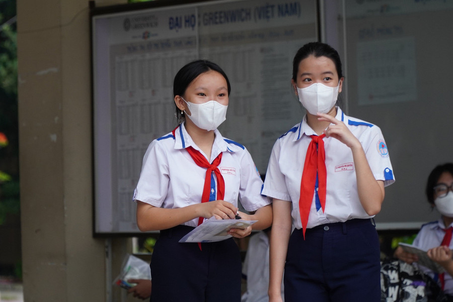 Thí sinh tự tin vào trường thi.