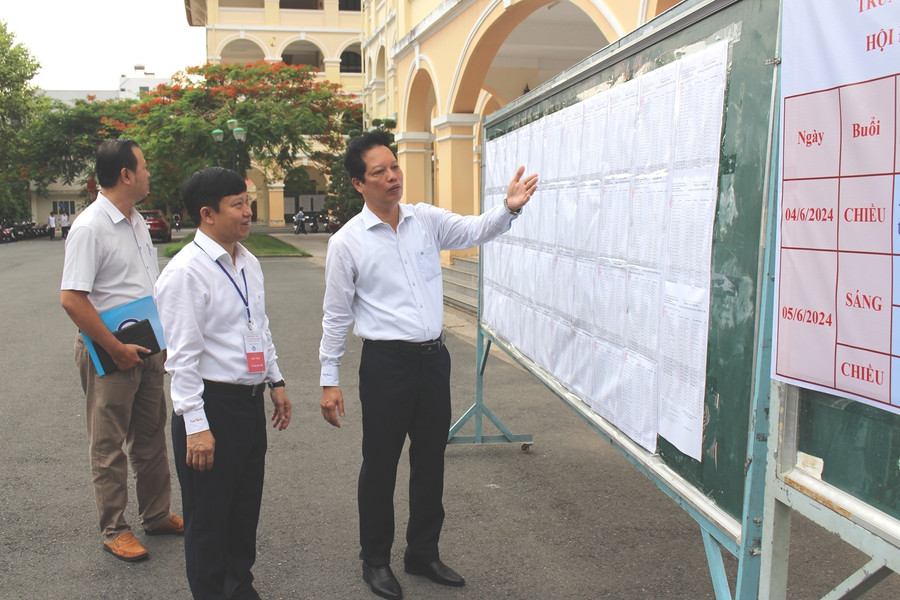 Sáng 5/6, lãnh đạo UBND tỉnh và Sở GD&amp;ĐT Tiền Giang kiểm tra thi tại Trường THPT Nguyễn Đình Chiểu (TP Mỹ Tho, Tiền Giang).