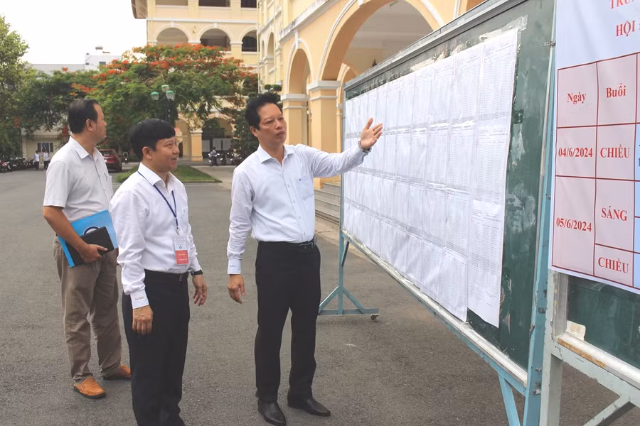 Sáng 5/6, lãnh đạo UBND tỉnh và Sở GD&amp;ĐT Tiền Giang kiểm tra thi tại Trường THPT Nguyễn Đình Chiểu (TP Mỹ Tho, Tiền Giang).