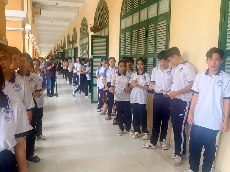 Thí sinh dự thi tại Trường THPT Nguyễn Đình Chiểu (TP Mỹ Tho, Tiền Giang).