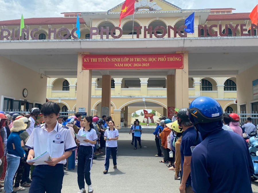 Thí sinh Tiền Giang hoàn thành bài thi Ngữ văn sáng 5/6.