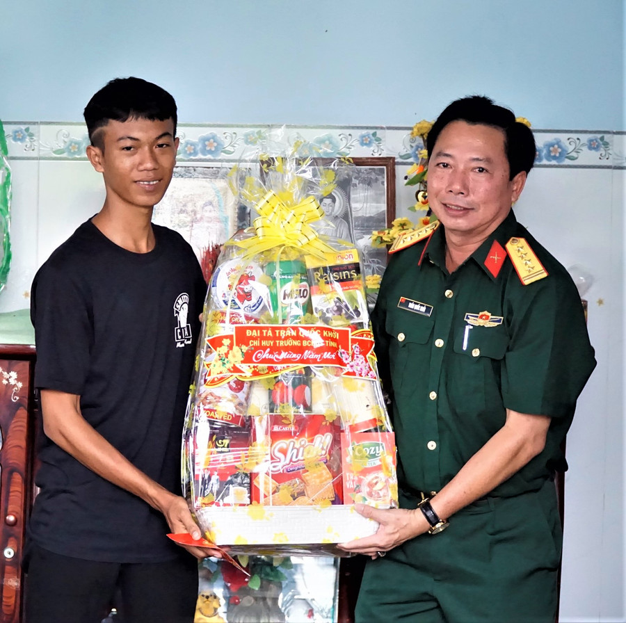 Đại tá Trần Quốc Khởi, Chỉ huy trưởng BCHQS tỉnh thăm, tặng quà thanh niên nhập ngũ. Đại tá Trần Quốc Khởi, Chỉ huy trưởng BCHQS tỉnh thăm, tặng quà thanh niên nhập ngũ.