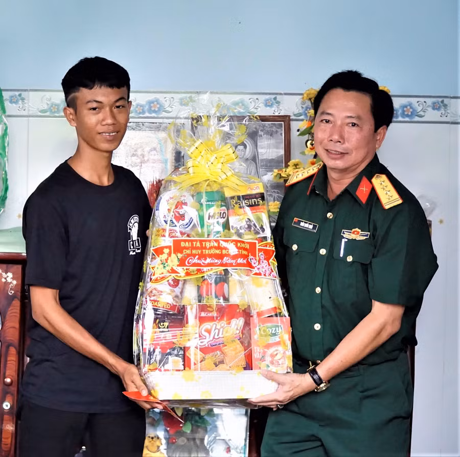 Đại tá Trần Quốc Khởi, Chỉ huy trưởng BCHQS tỉnh thăm, tặng quà thanh niên nhập ngũ.