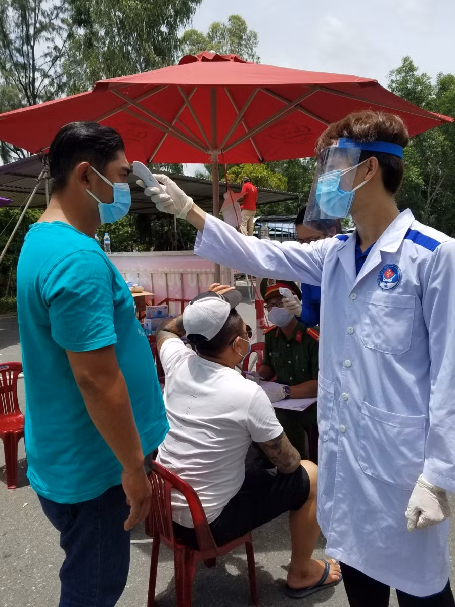 SV trường ĐH Kỹ thuật Y - Dược Đà Nẵng tham gia đo thân nhiệt và lấy lời khai y tế tại các chốt kiểm soát của TP Đà Nẵng trong đợt 2 dịch Covid - 19.