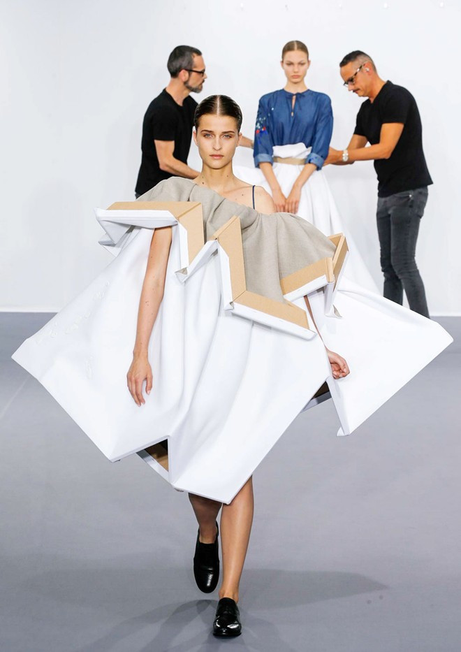 Viktor & Rolf biến những điều không tưởng thành sự thật. Show thời trang độc đáo nhất sàn diễn Paris