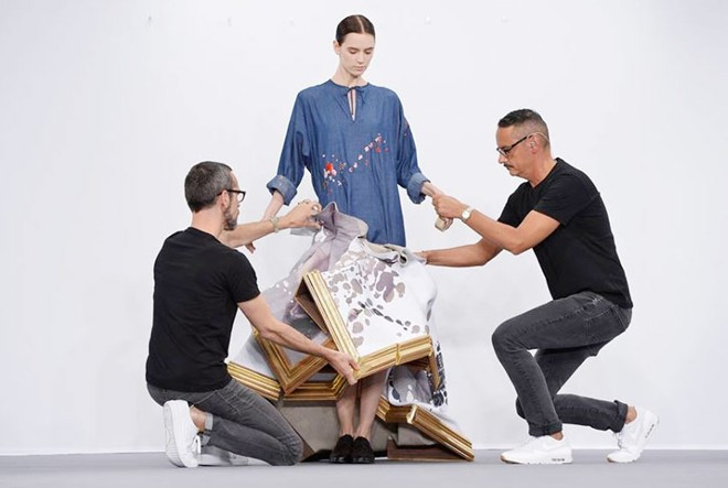 Viktor Horsting - Rolf Snoeren nhẹ nhàng tháo bỏ trang phục cho người mẫu... Show thời trang độc đáo nhất sàn diễn Paris