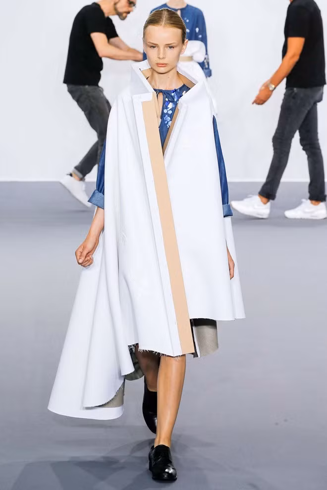 Để có thể biến những tấm vải vẽ thành chiếc áo choàng, áo jacket hoặc chân váy, bộ đôi nhà thiết kế phải trực tiếp giúp người mẫu mặc và thay đồ trên sàn catwalk. Show thời trang độc đáo nhất sàn diễn Paris