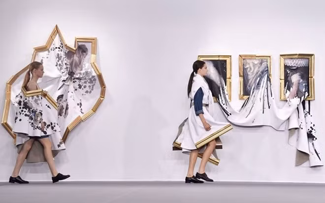 Đây là một trong những show độc đáo nhất tuần lễ thời trang cao cấp Paris mùa thu 2015. Show thời trang độc đáo nhất sàn diễn Paris