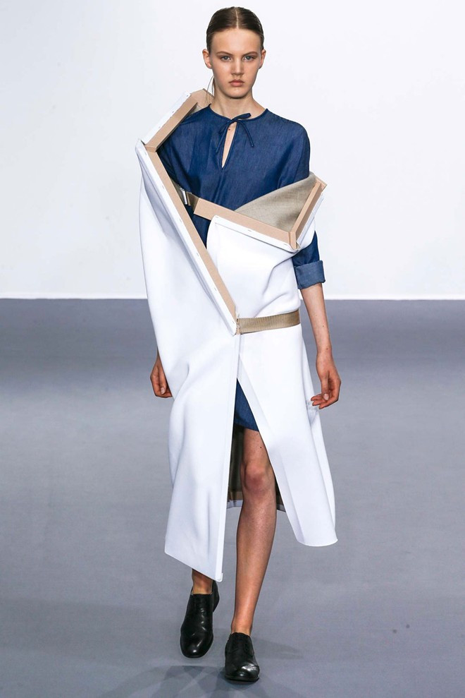 Hồi tháng 2 năm nay, Viktor Horsting và Rolf Snoeren tuyên bố ngừng phát triển dòng thời trang ứng dụng, để tập trung đẩy mạnh các bộ sưu tập cao cấp, thể hiện tính nghệ thuật cao. Bộ sưu tập thu 2015 mới đây của thương hiệu Viktor & Rolf phần nào chứng minh điều này. Show thời trang độc đáo nhất sàn diễn Paris