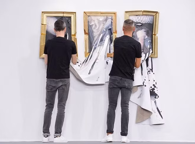 ... sau đó treo lên tường. Show thời trang độc đáo nhất sàn diễn Paris