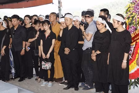 Hình ảnh xúc động đưa nhạc sĩ An Thuyên về nơi an nghỉ ở Hòa Bình