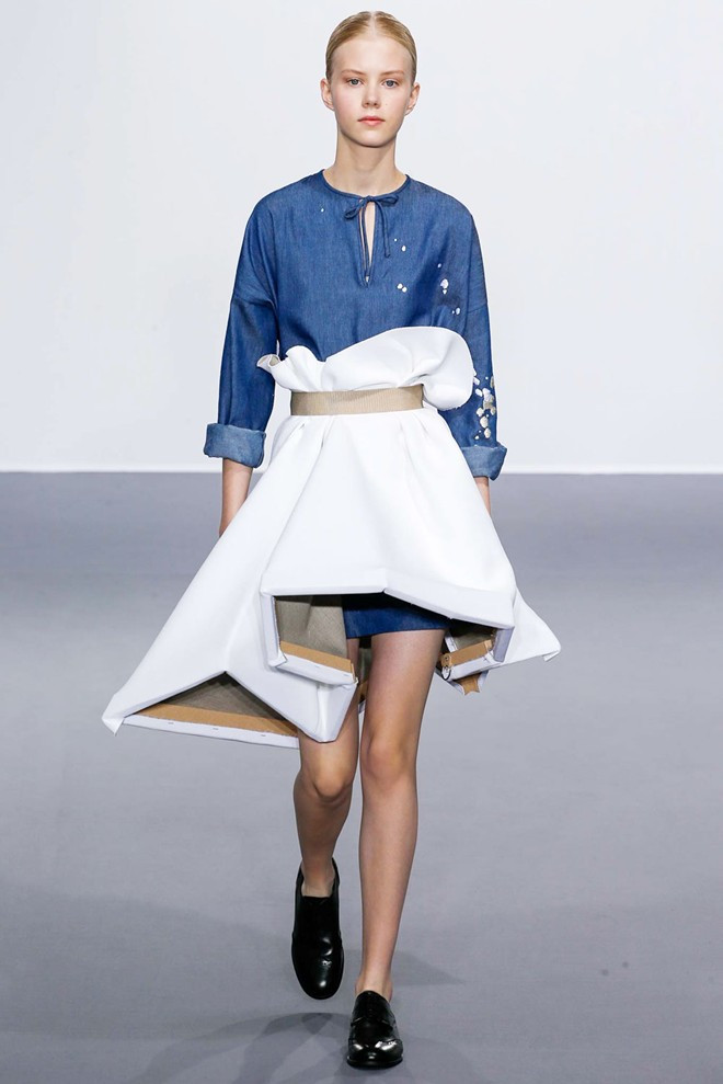 Với ý tưởng táo bạo kết hợp nghệ thuật và thời trang, Viktor & Rolf đưa giới mộ điệu đi từ ngỡ ngàng này đến bất ngờ khác. Họ sử dụng những khung tranh vẽ làm trang phục cho người mẫu. Show thời trang độc đáo nhất sàn diễn Paris