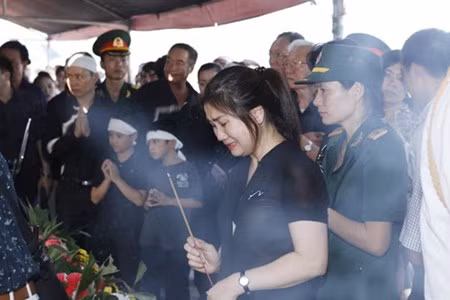 Hình ảnh xúc động đưa nhạc sĩ An Thuyên về nơi an nghỉ ở Hòa Bình