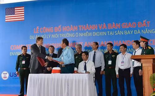 Đại sứ Hoa Kỳ tại Việt Nam Daniel J. Kritenbrink và Thứ trưởng Bộ Quốc phòng Việt Nam Nguyễn Chí Vịnh chứng kiến lễ ký thỏa thuận bàn giao