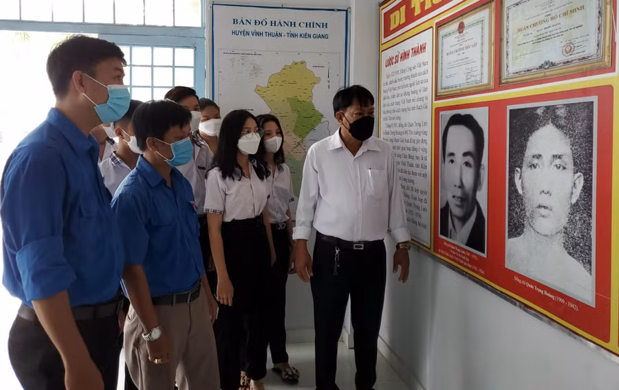 Thầy Nguyễn Chí Đại trong chuyến về nguồn cùng học sinh.