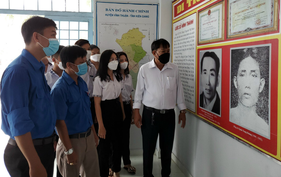 Thầy Nguyễn Chí Đại trong chuyến về nguồn cùng học sinh. Thầy Nguyễn Chí Đại trong chuyến về nguồn cùng học sinh.