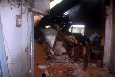 Quang Nam: Nha sap, duong sat lo sau mua lu - Anh 2