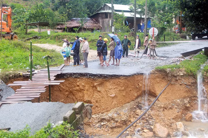 Đường sá huyện Nam Trà My bị sạt lở, người dân làm cầu tạm đi qua