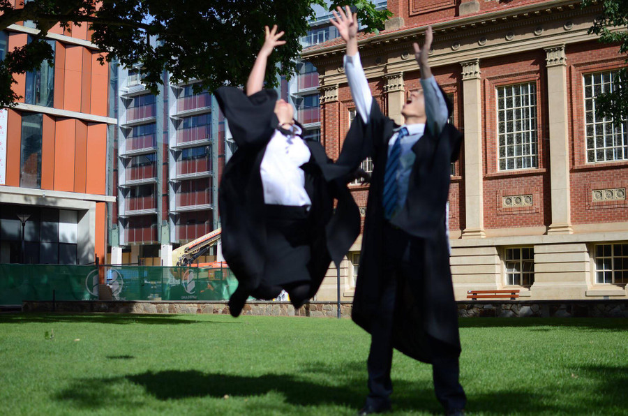 Niềm vui ngày tốt nghiệp! Niềm vui ngày tốt nghiệp!