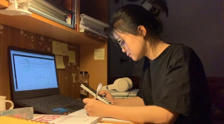 Võ Thị Thùy Linh (Nghi Lộc, Nghệ An), thí sinh tự do đang ôn luyện. Ảnh: NTCC Võ Thị Thùy Linh (Nghi Lộc, Nghệ An), thí sinh tự do đang ôn luyện. Ảnh: NTCC