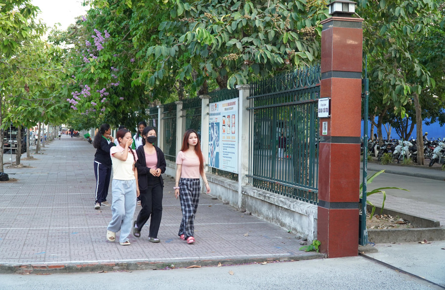 Sinh viên đang đi vào cổng Cửa Đại - Cửa Tiểu của Trường ĐH Y Dược Cần Thơ.