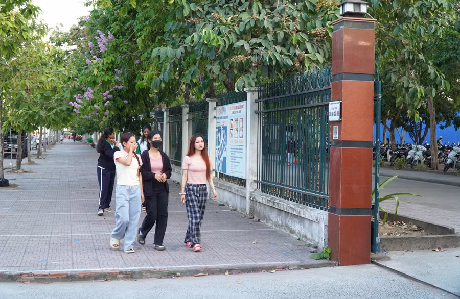 Sinh viên đang đi vào cổng Cửa Đại - Cửa Tiểu của Trường ĐH Y Dược Cần Thơ.
