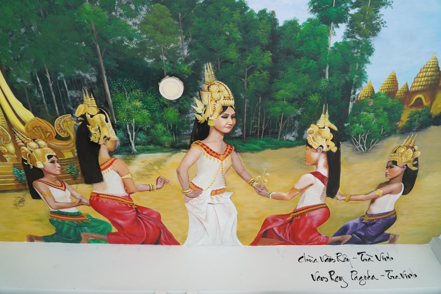 Các bức vẽ khắc họa những họa tiết mang đậm nét đẹp văn hóa miền Tây Nam bộ.